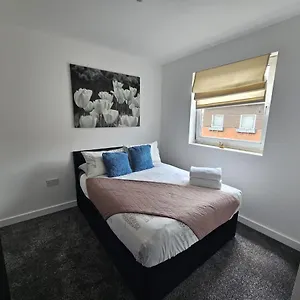 Panoramic City Views, Free Wifi, Canary Wharf Penthouse Apartment London