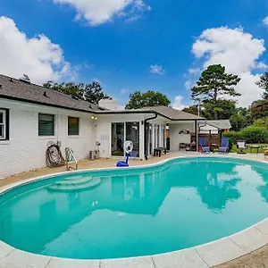 Poolside With Fire Pit Fun And King Holiday home Charlotte